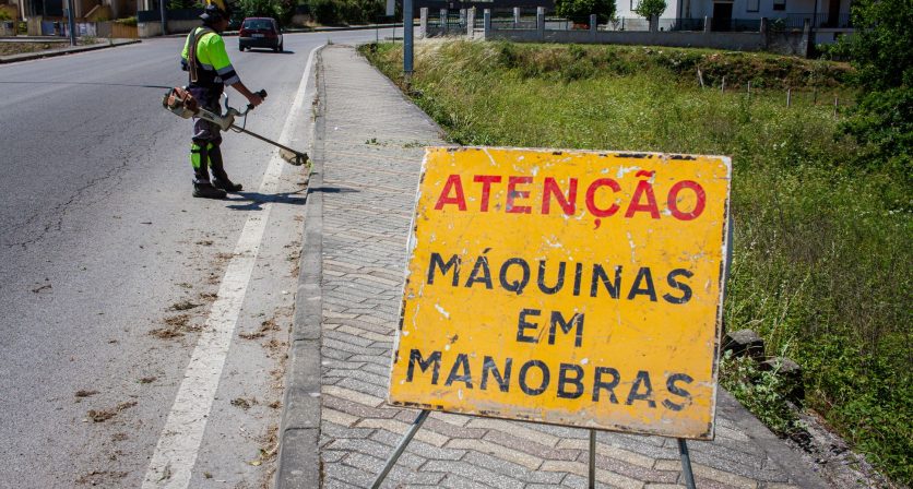 (Português) Município procede a limpeza e manutenção da Via Pública