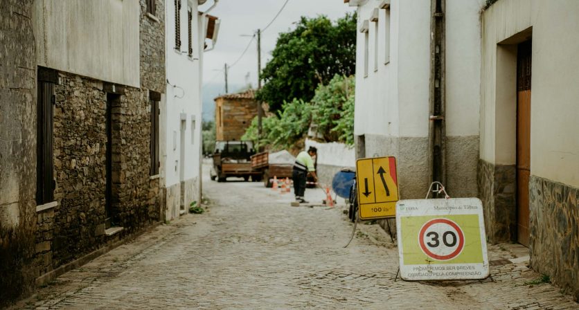 Município procede a reparação de calçada em Meda de Mouros