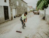 Galeria de Fotos - (Português) Município procede a reparação de calçada em Meda de Mouros