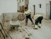 Galeria de Fotos - (Português) Município procede a reparação de calçada em Meda de Mouros