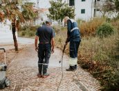 Galeria de Fotos - (Português) Município repõe calçada na zona envolvente às Piscinas Municipais