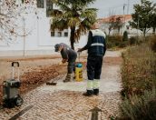 Galeria de Fotos - (Português) Município repõe calçada na zona envolvente às Piscinas Municipais