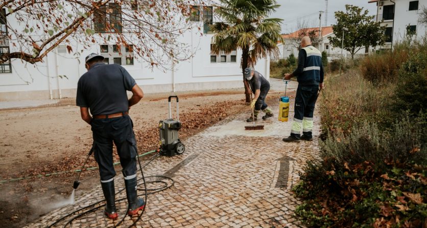 Município repõe calçada na zona envolvente às Piscinas Municipais