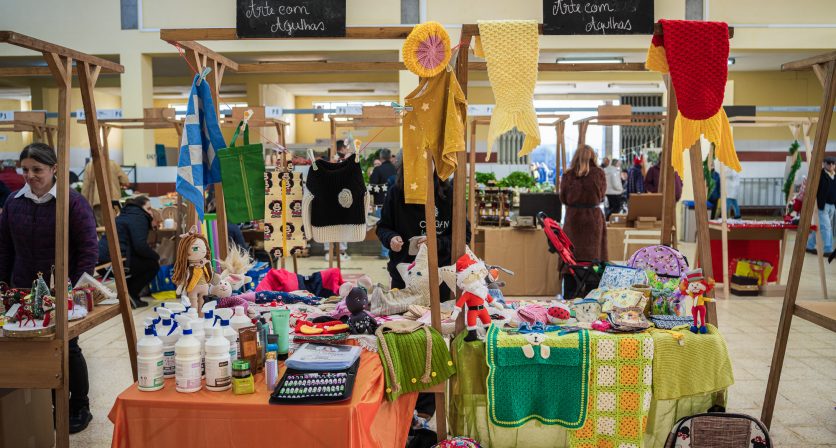 (Português) Mercado de Natal em Tábua promoveu artesanato local e celebrou o espírito natalício