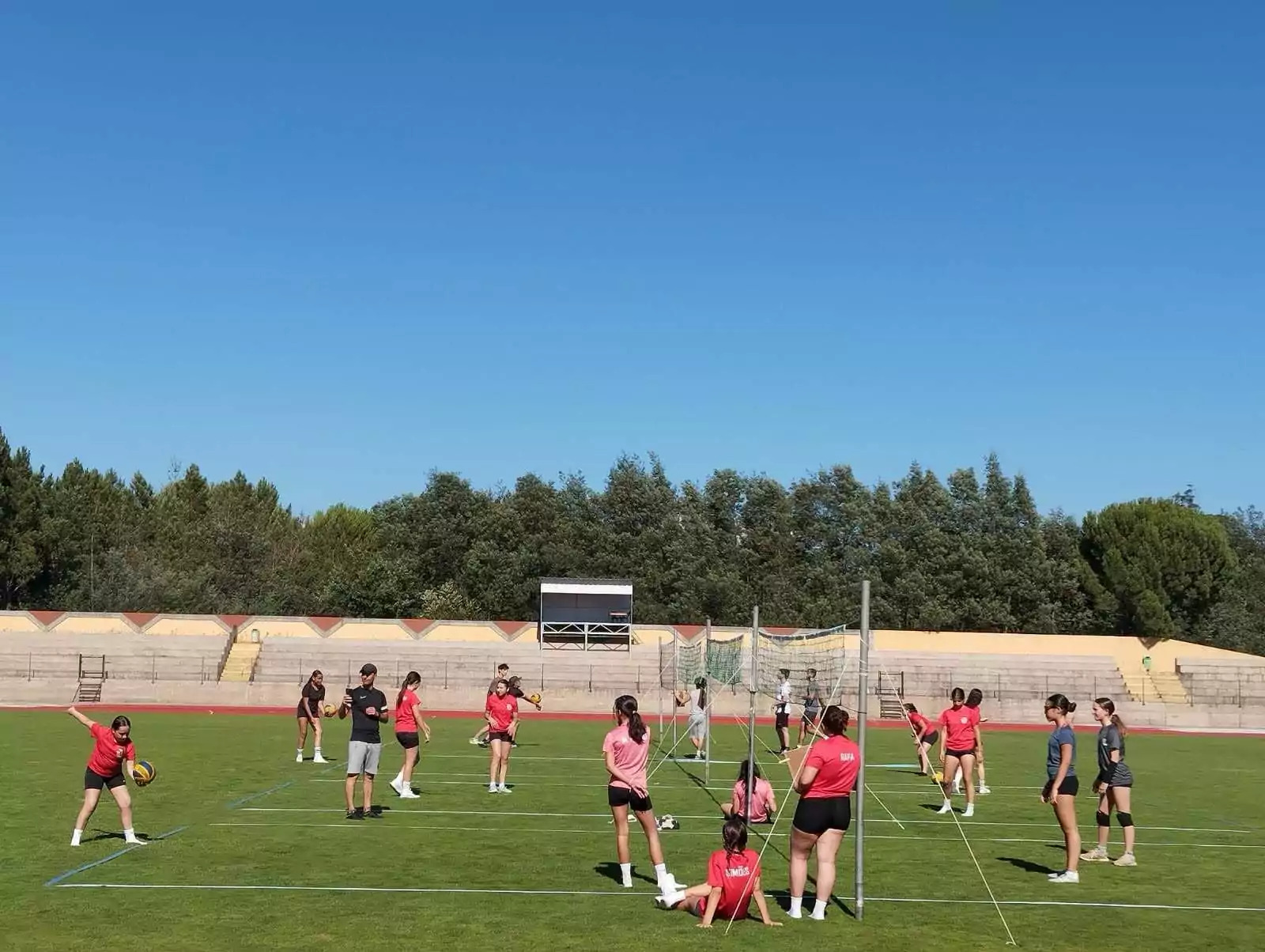 Jovens participam em jogos no campo de relva