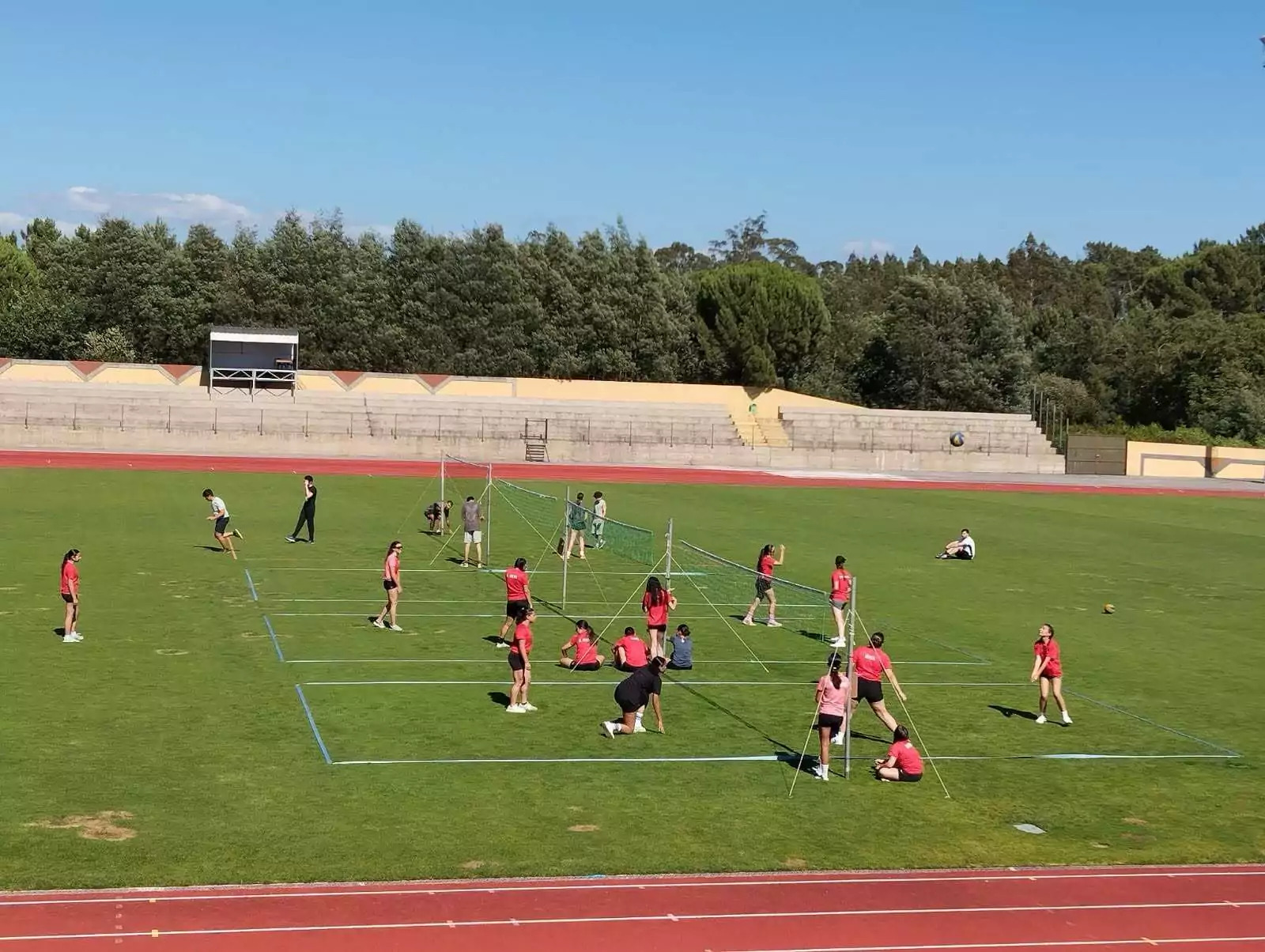 Participantes realizam exercícios no campo de jogos