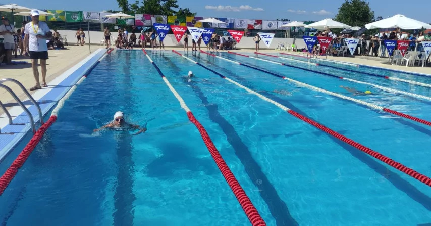 Nadador percorre uma pista da piscina municipal