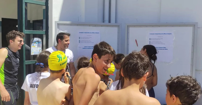 Jovens consultam informações afixadas durante o evento desportivo