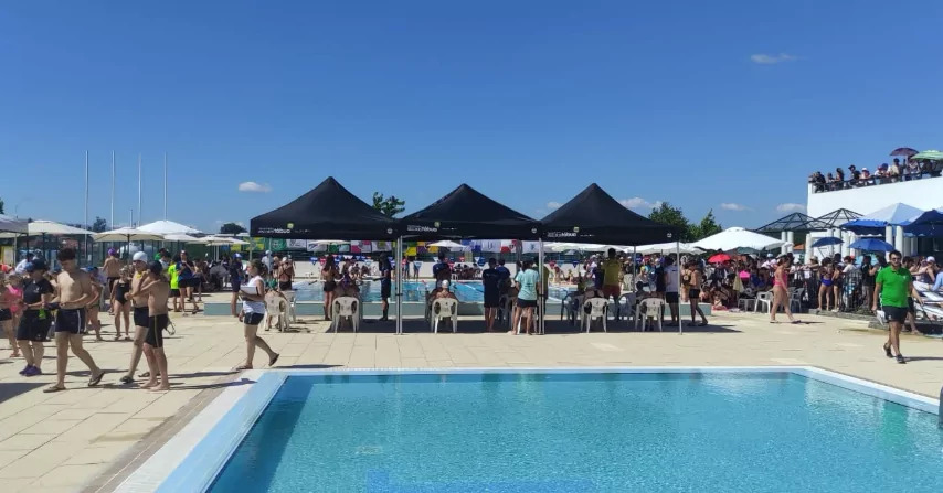 Vista geral da piscina municipal e da zona destinada ao público