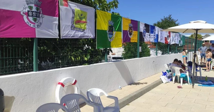 Camisolas de equipas expostas na vedação da piscina municipal