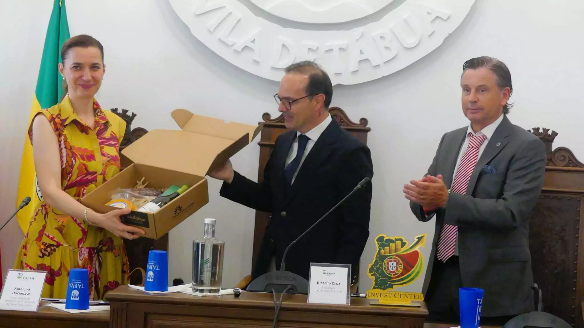 Entrega de produtos locais à representante checa