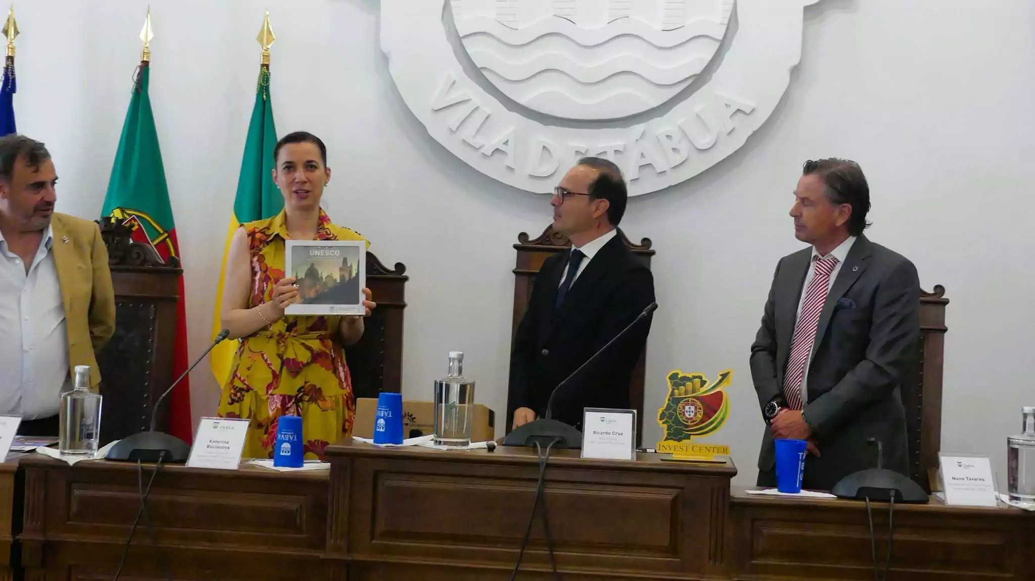 Oferta institucional durante receção no Município de Tábua