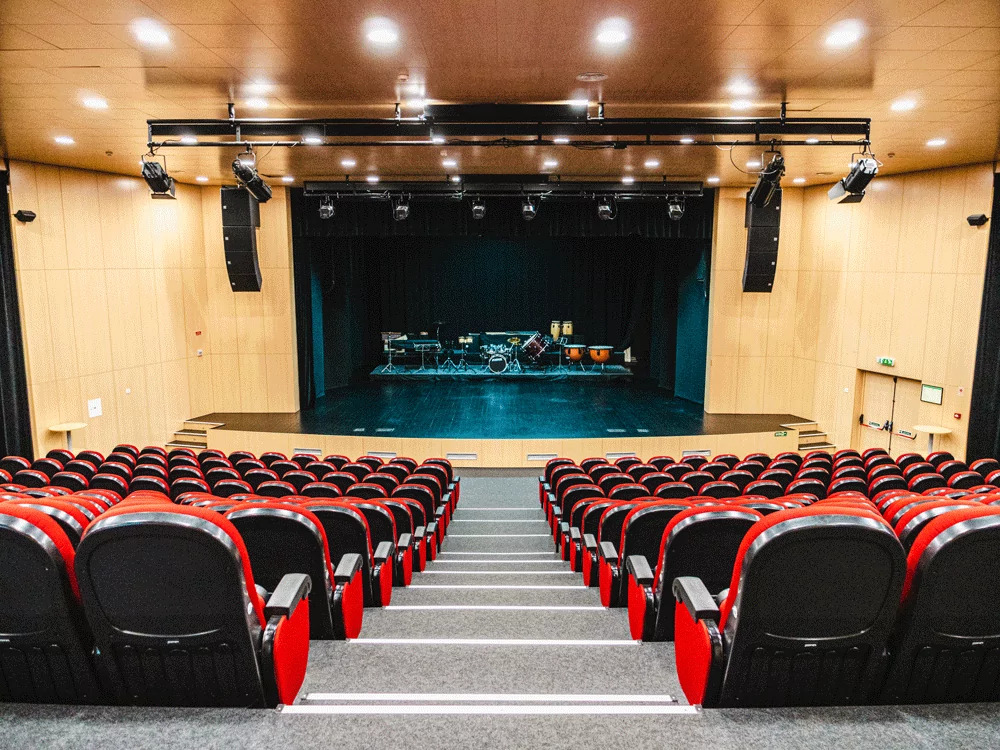 Auditório e palco do Centro Cultural de Tábua