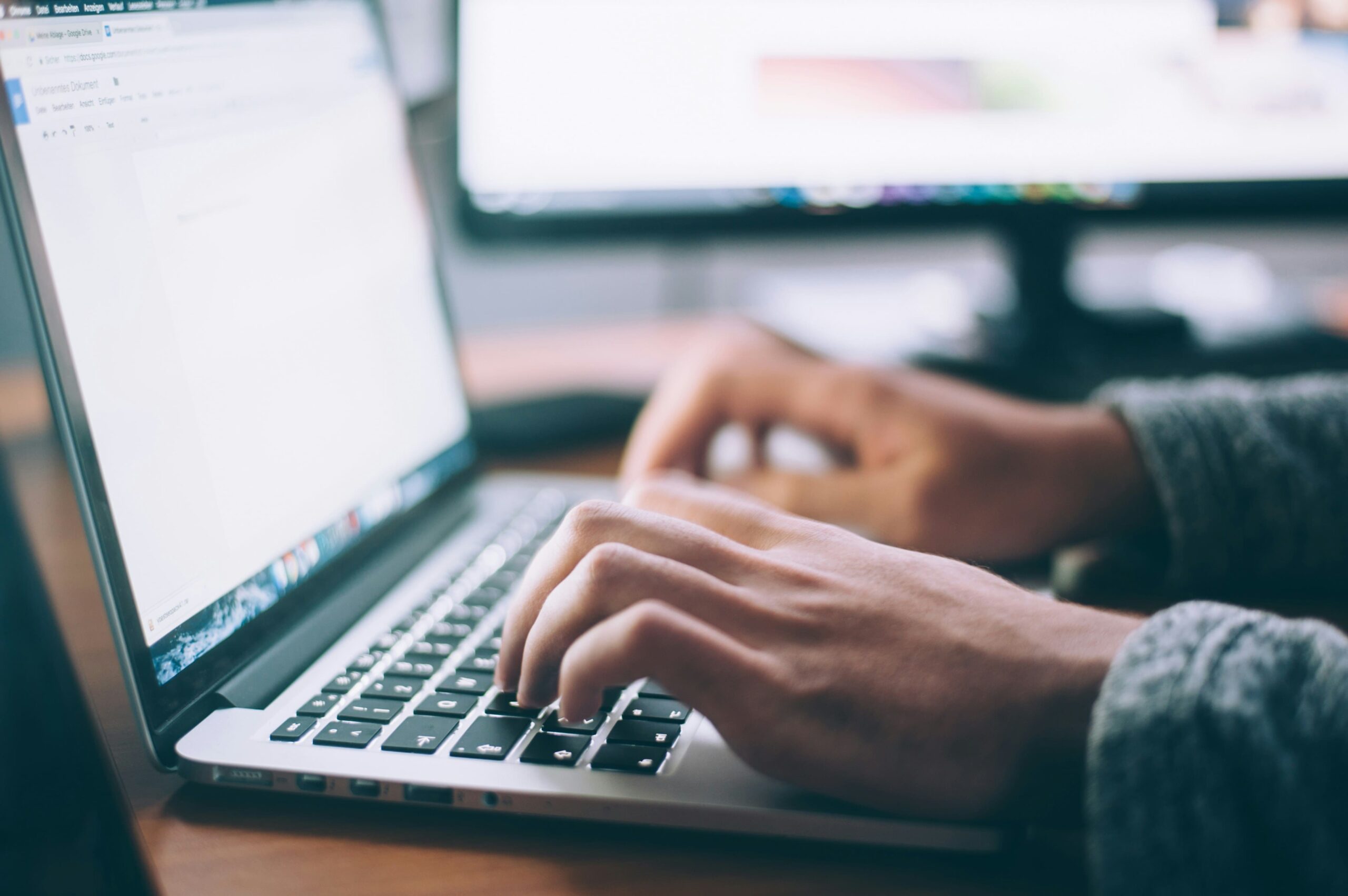 Pessoa utiliza um computador portátil para apoio técnico