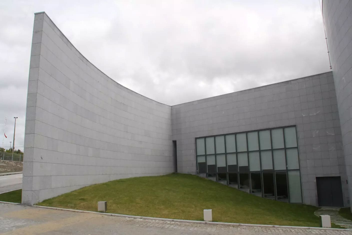 Fachada lateral curva do Centro Cultural de Tábua
