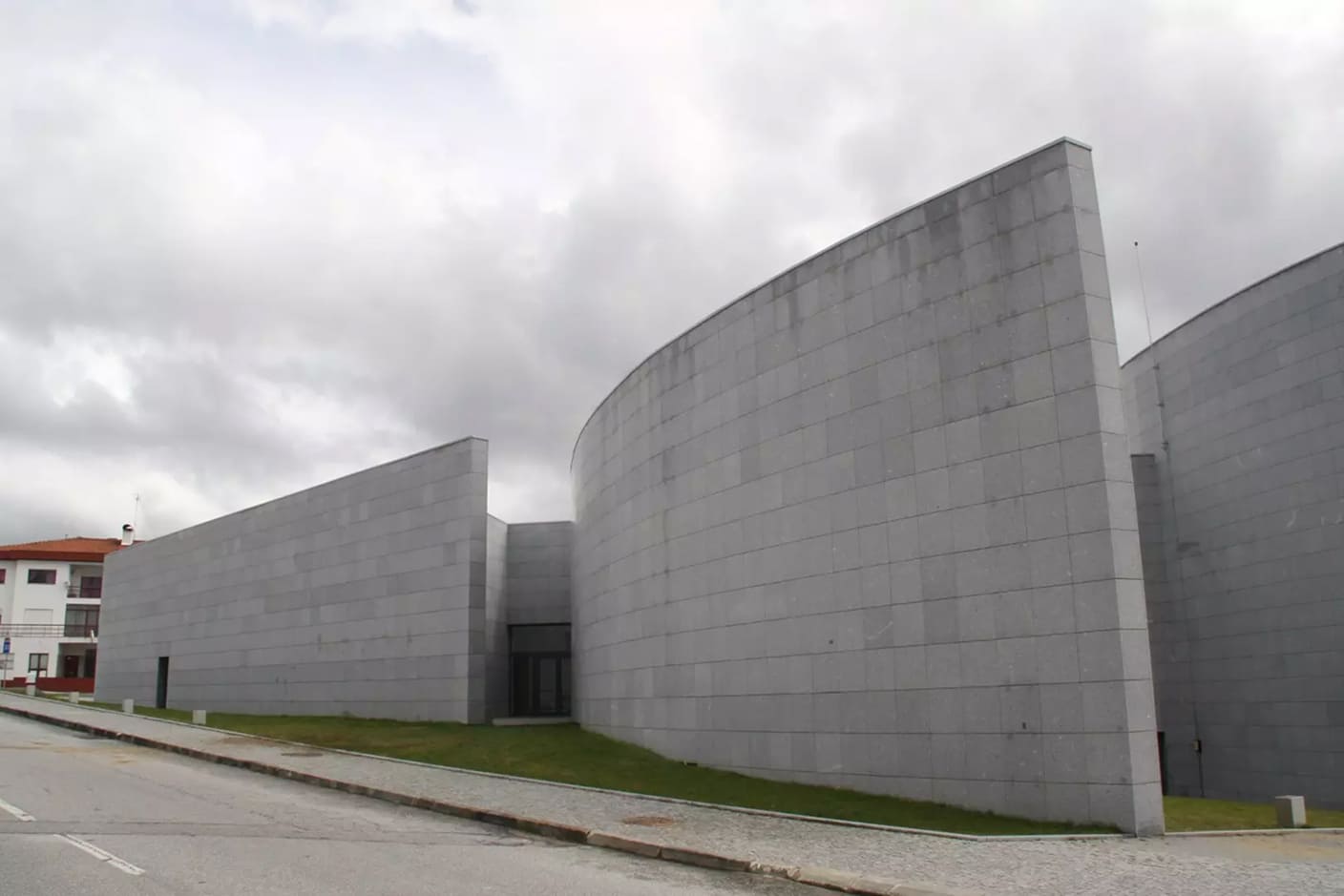 Fachada lateral e acesso ao Centro Cultural de Tábua