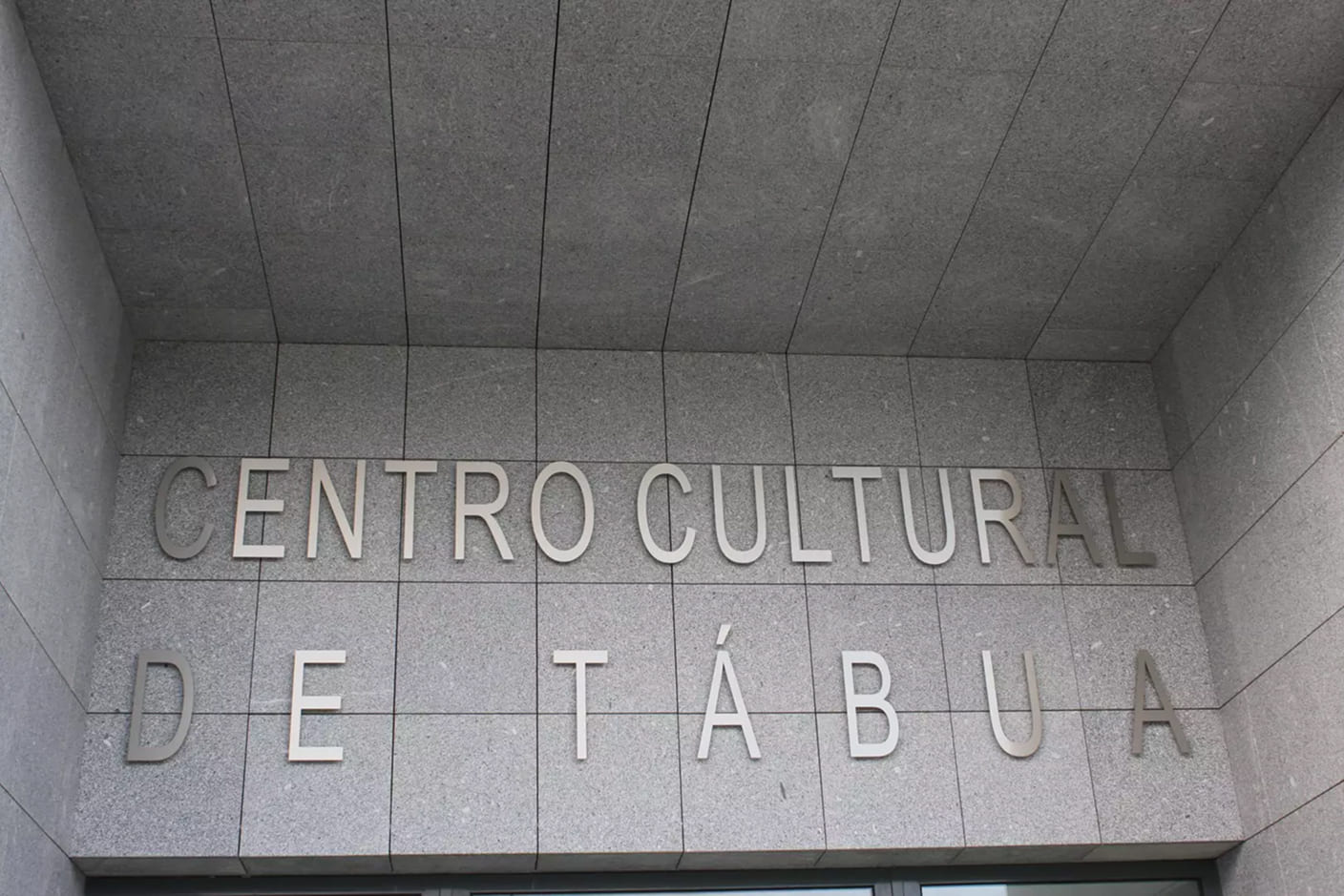 Inscrição Centro Cultural de Tábua gravada na fachada