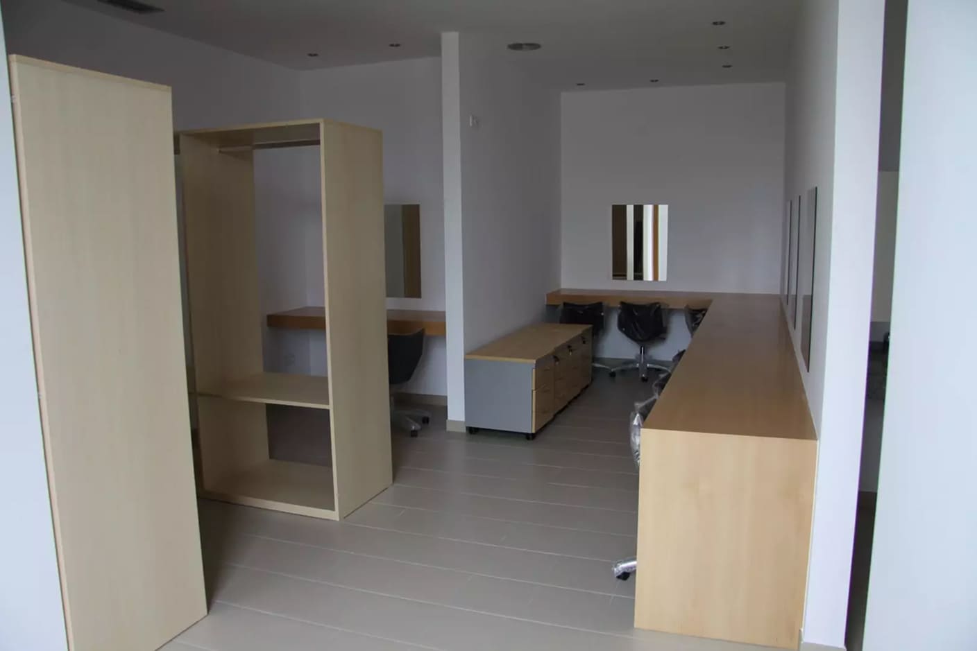 Camarim do Centro Cultural de Tábua com bancada e espelhos