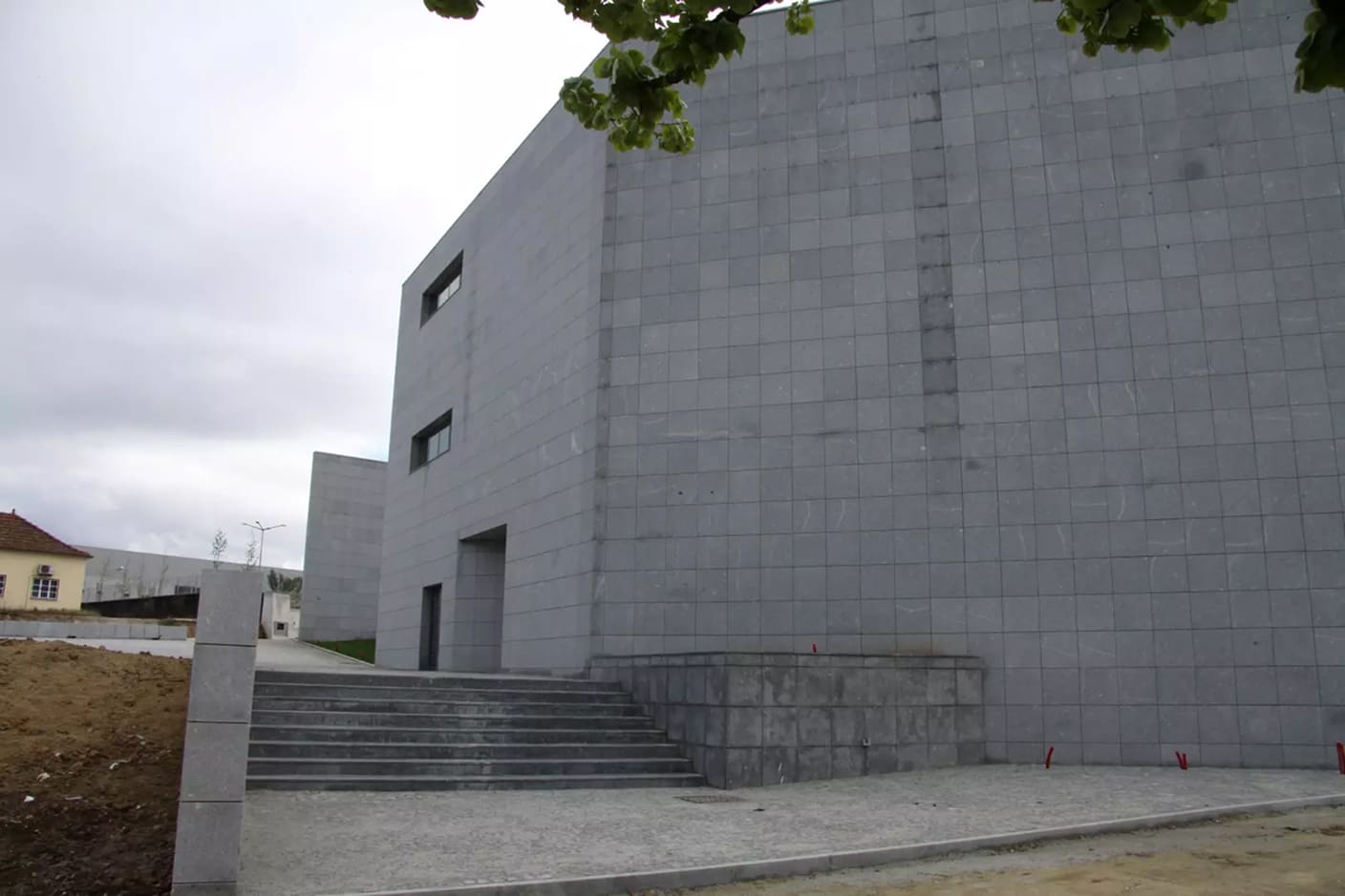 Parede exterior e escadaria do Centro Cultural de Tábua