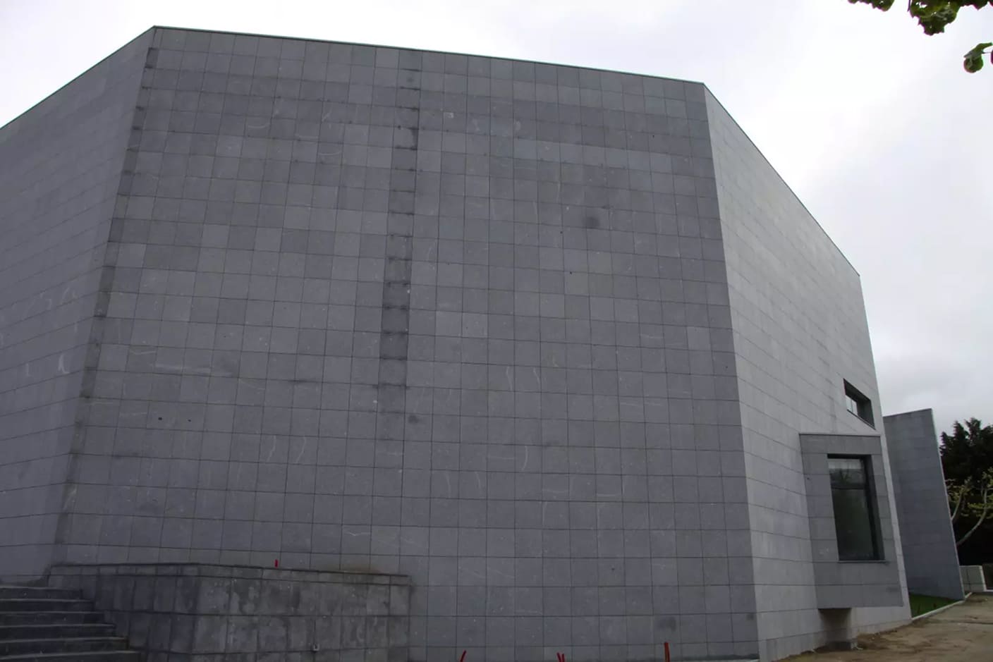 Volume exterior revestido a pedra do Centro Cultural de Tábua