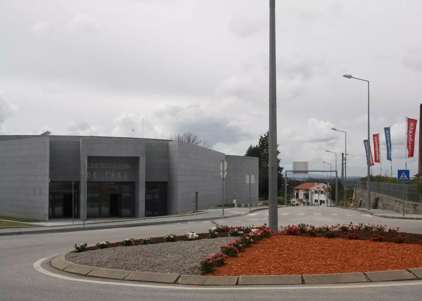 Acesso rodoviário e entrada do Centro Cultural de Tábua