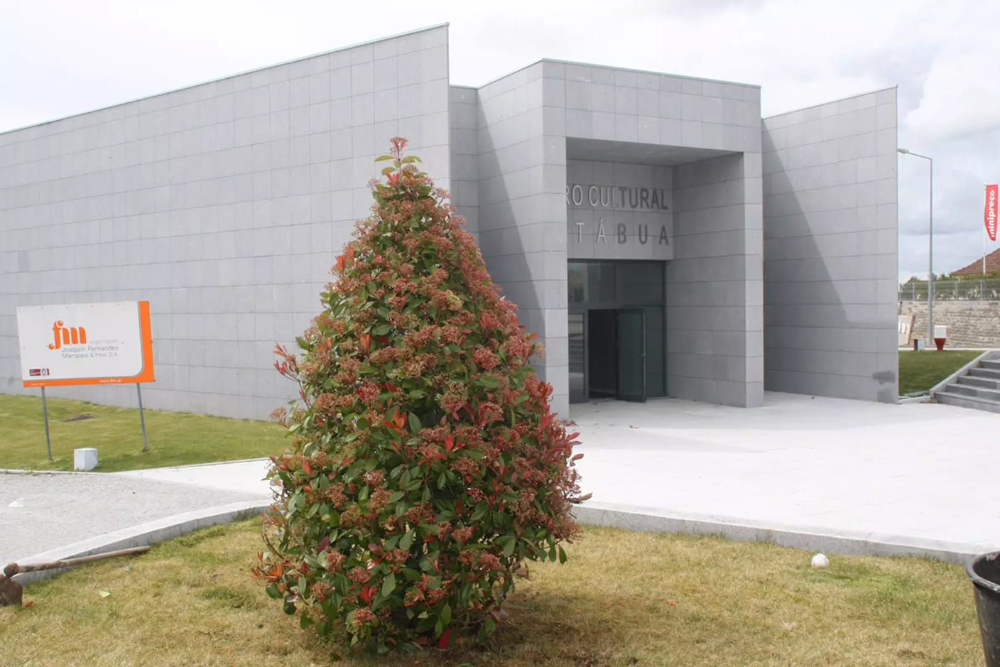 Entrada do Centro Cultural de Tábua com arbusto em primeiro plano