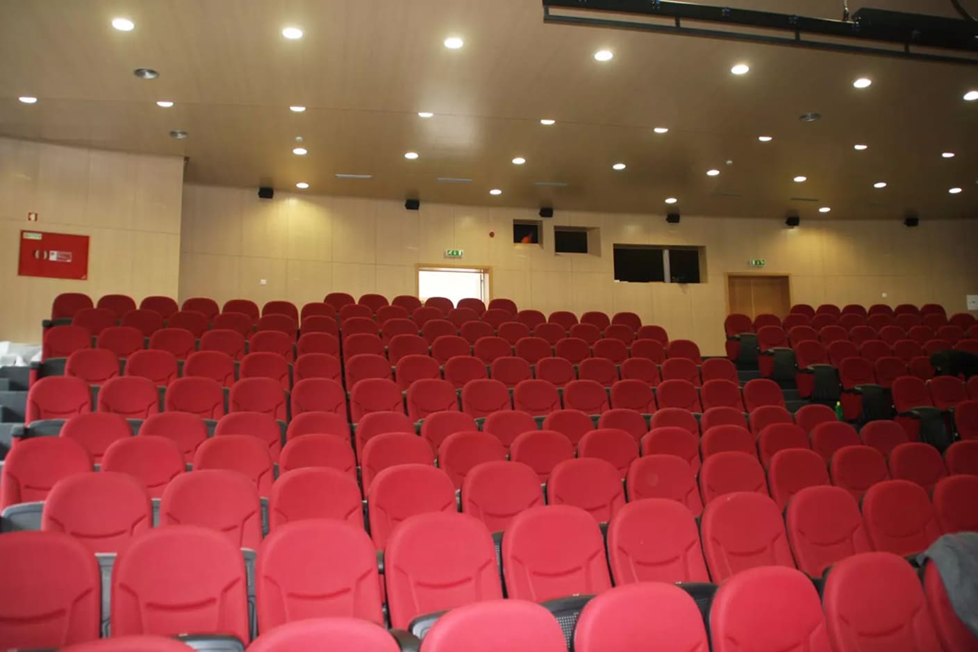 Auditório do Centro Cultural de Tábua com cadeiras vermelhas e palco