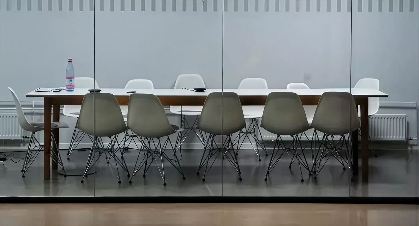 Sala preparada para uma reunião de trabalho