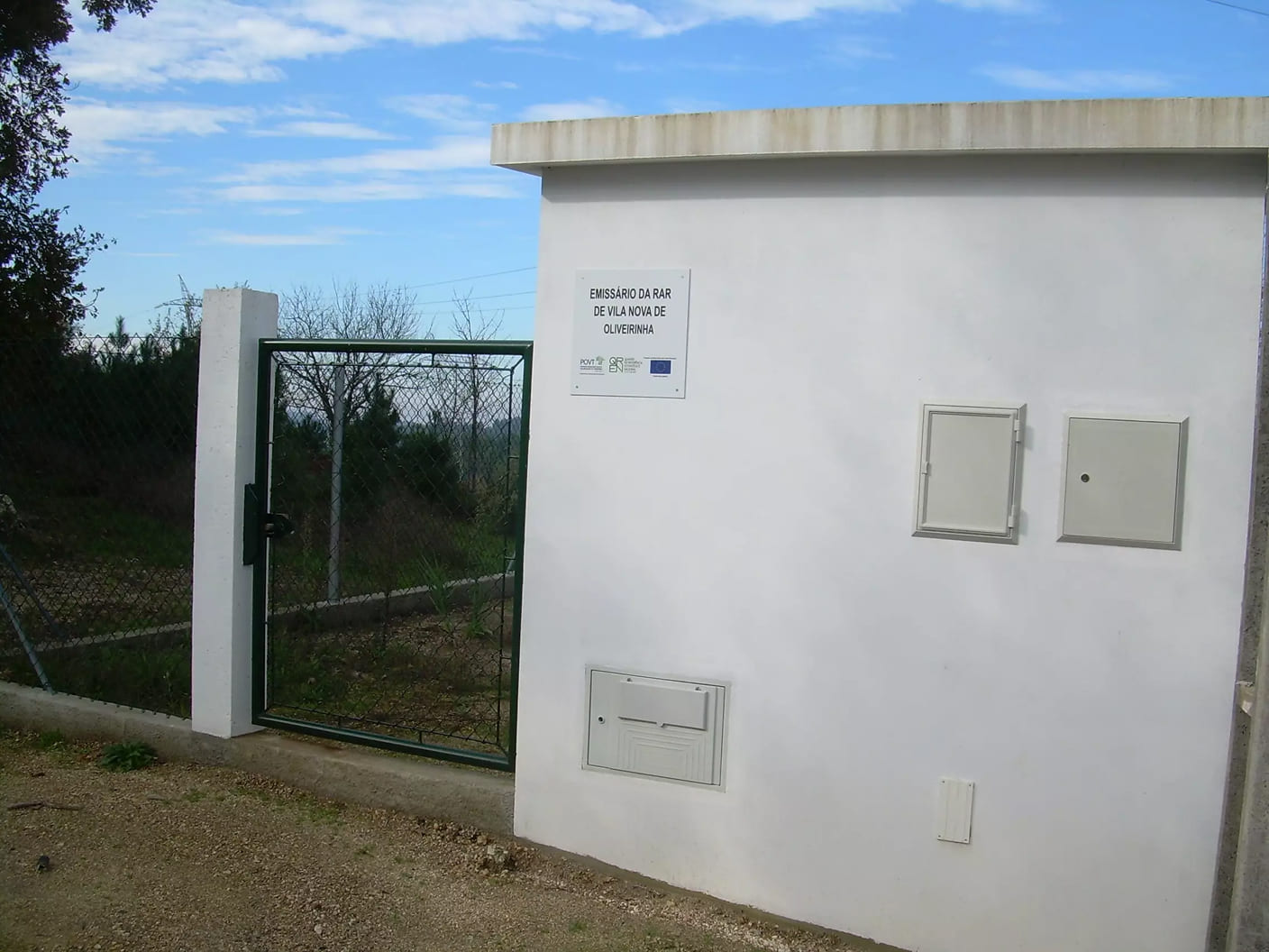 Edifício técnico vedado numa zona rural