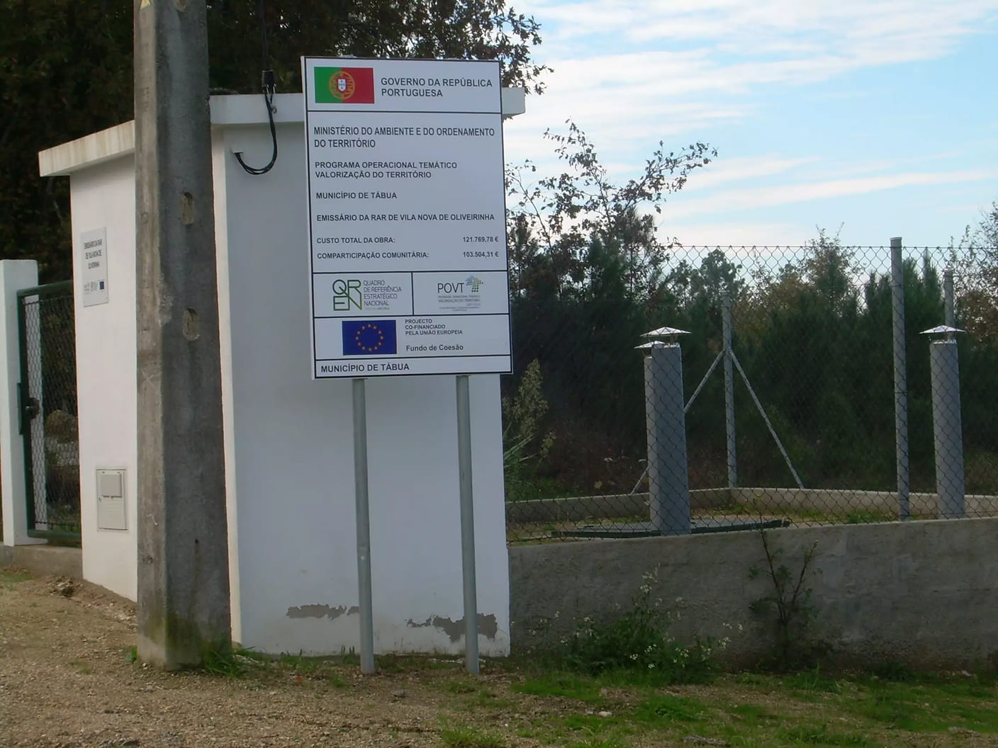 Painel informativo de um projeto instalado junto a um edifício técnico