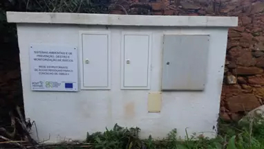 Armário técnico exterior com placa informativa de financiamento