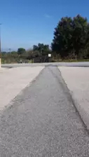 Faixa de pavimento renovado junto a uma estrada