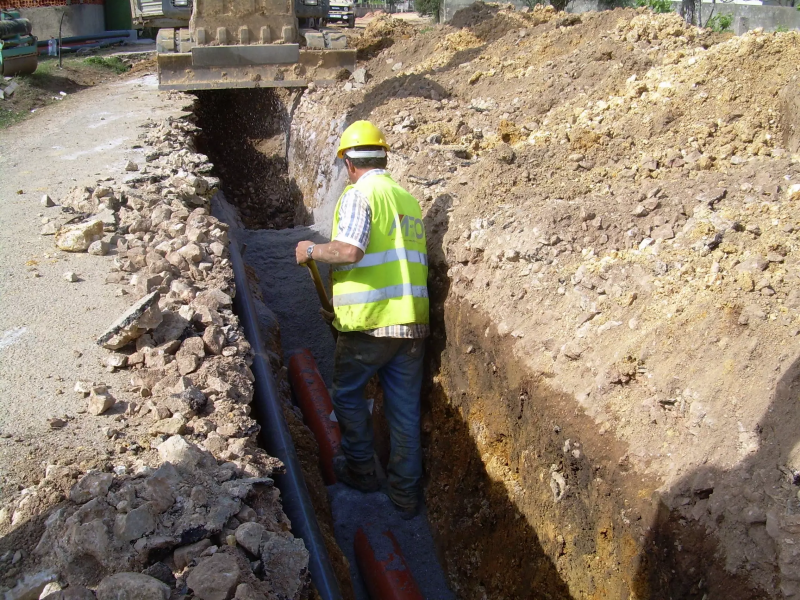 Trabalhador executa obras numa vala aberta