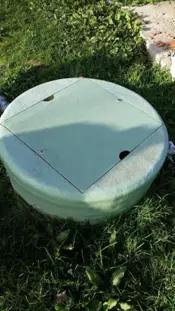 Tampa circular de uma infraestrutura instalada junto à vegetação