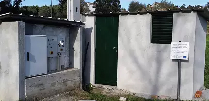 Instalação técnica exterior com quadros elétricos e porta verde
