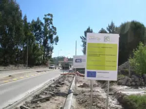 Obras rodoviárias com placa de financiamento na Rua da Indústria