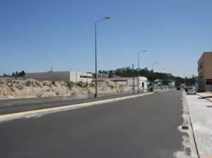 Rua da Indústria após pavimentação e instalação de iluminação pública