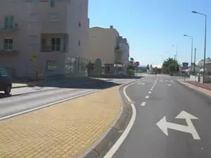 Cruzamento com sinalização rodoviária na Rua da Indústria