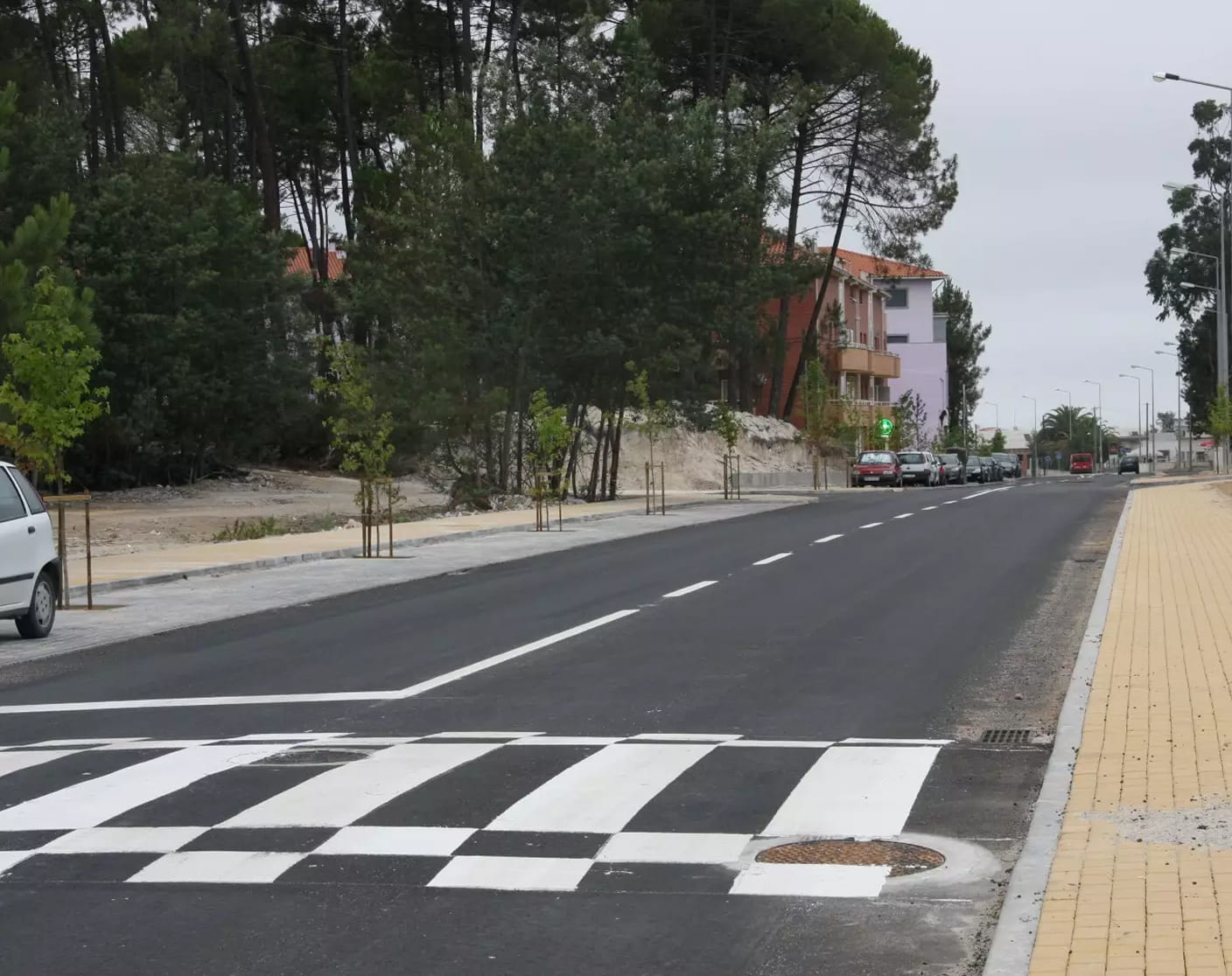 Rua requalificada com passeio, árvores e nova sinalização