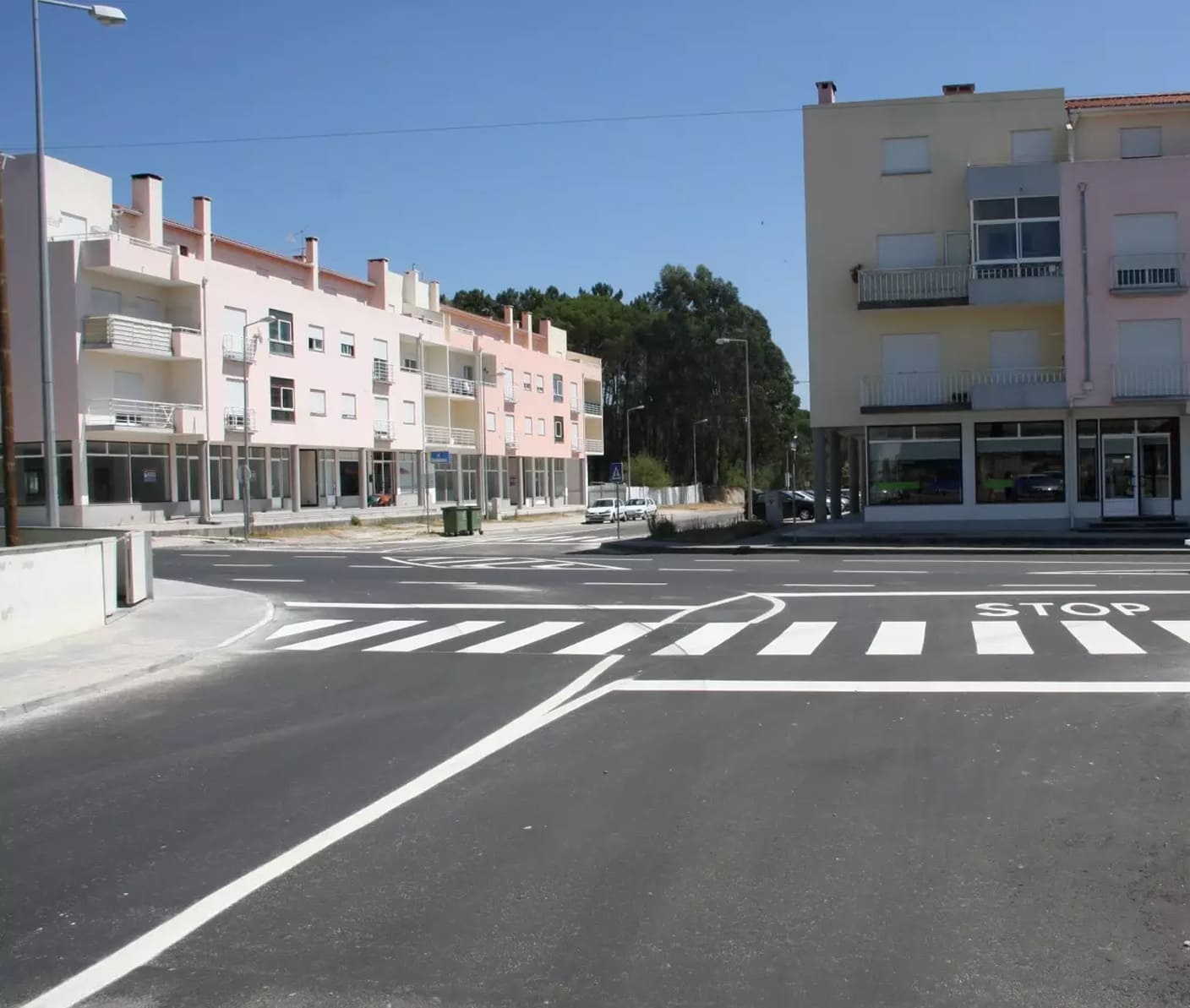 Cruzamento requalificado numa zona residencial