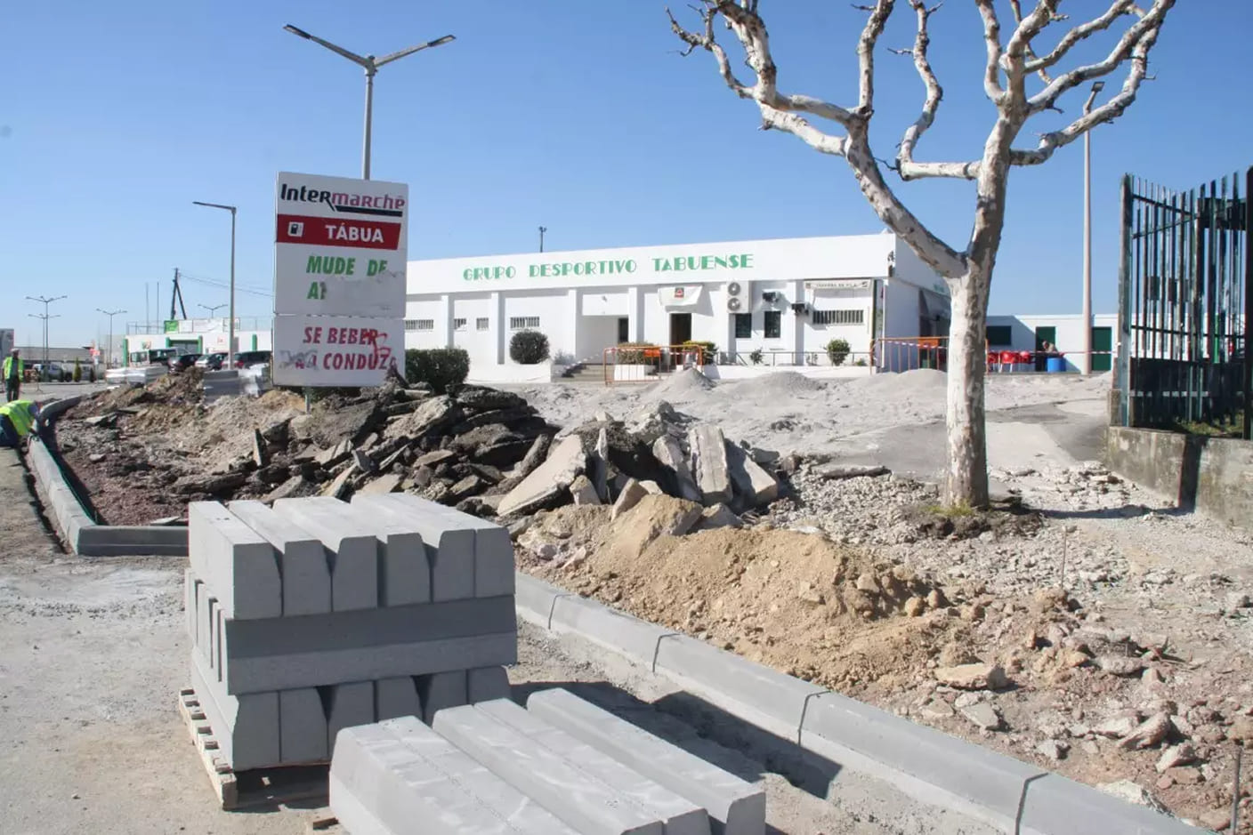 Obras de pavimentação junto a uma zona comercial