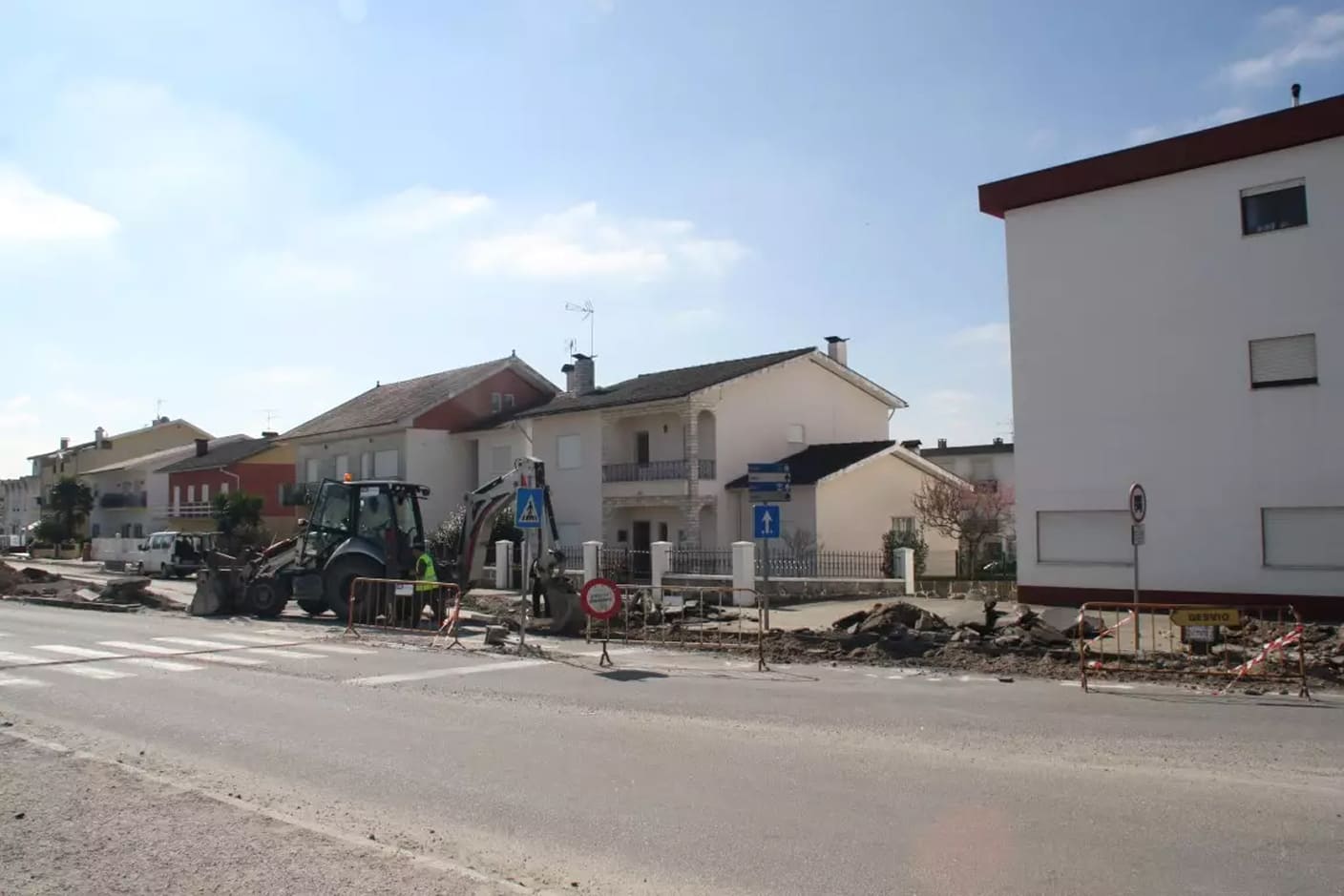 Obras rodoviárias junto a edifícios residenciais
