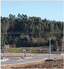 Rotunda e acessos rodoviários junto a uma zona arborizada em Sinde