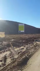 Terreno em obras com placa informativa em Sinde