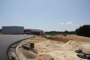 Obras de urbanização junto a edifícios industriais em Sinde
