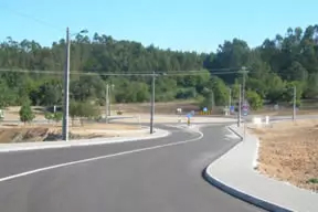 Entroncamento pavimentado com passeios e iluminação pública em Sinde