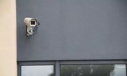 Câmara de videovigilância instalada sobre uma porta