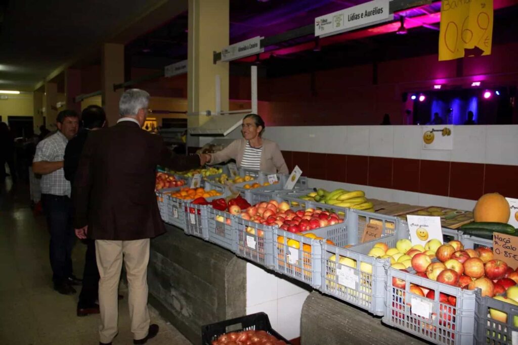 Banca de frutas e produtos locais no Mercado Municipal