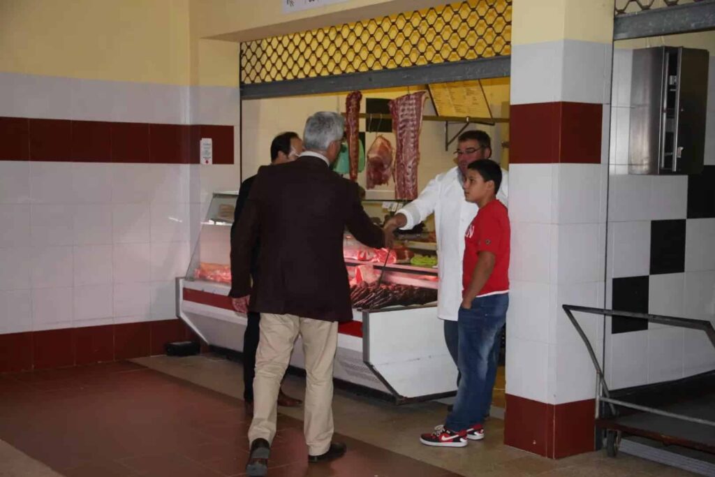 Visitantes junto a uma banca no Mercado Municipal