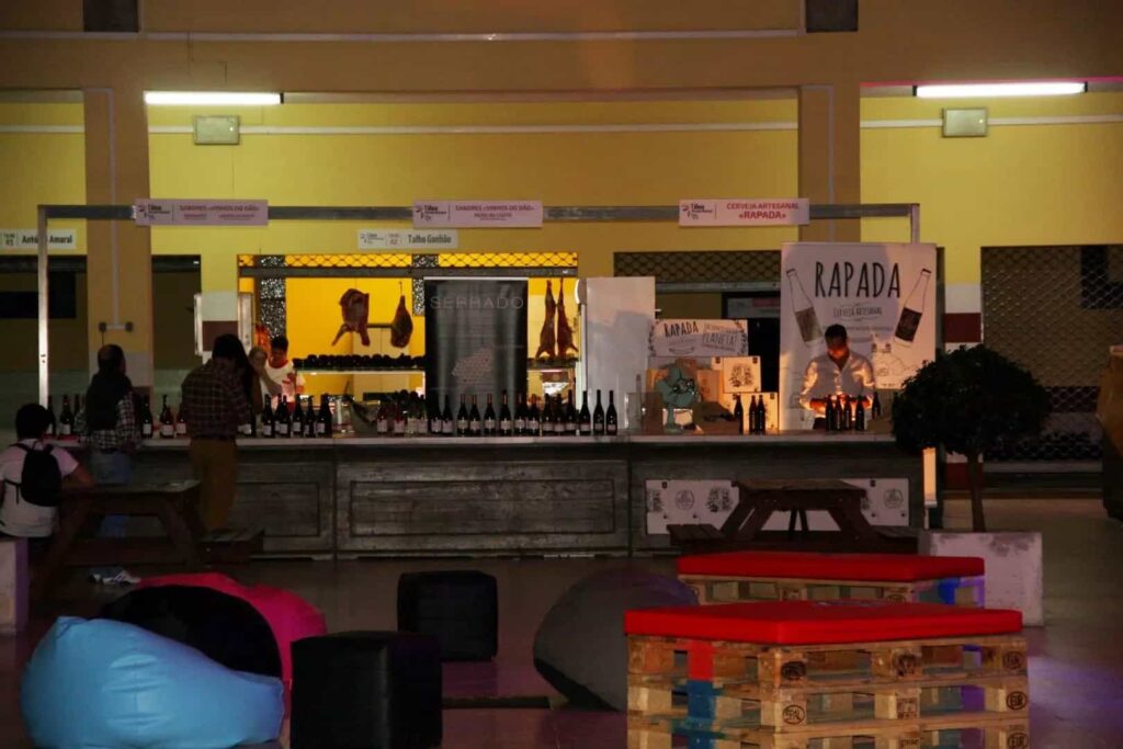 Vista geral das bancas e do palco no Mercado Municipal